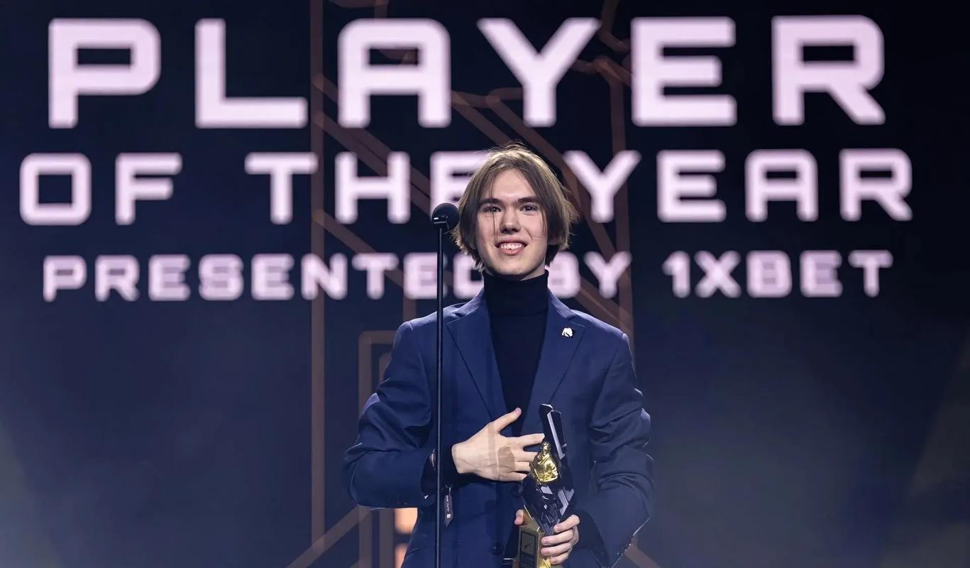 什么是德扑里的“混合策略”？锦标赛中 30% 加注与 70% 跟注的动态平衡。（德州扑克混合策略解析：锦标赛中30%加注、70%跟注的动态平衡）