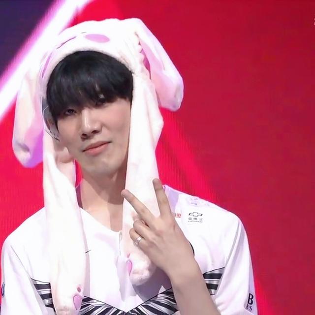 表演开始了！ LPL 春节联欢晚会阵容： knight 和 haichao 中路对决！ TheShy 首次对阵 Xiaoxu